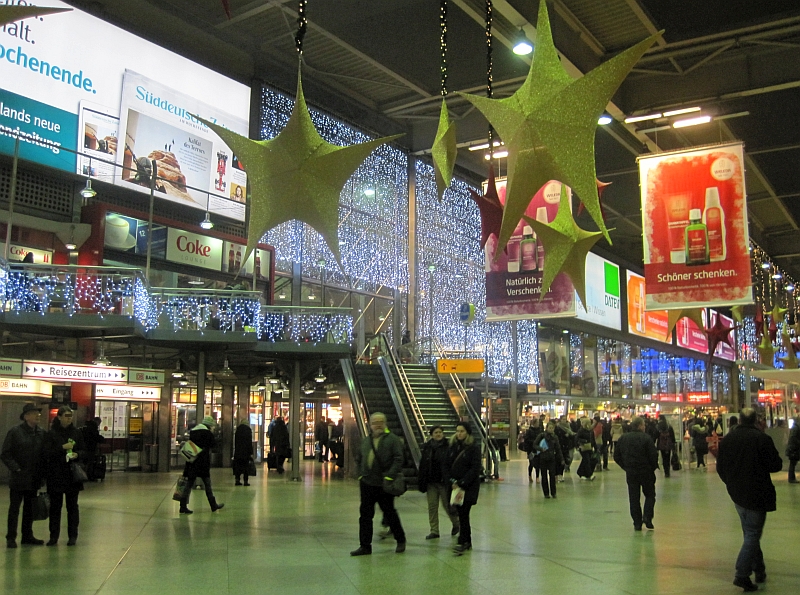 Weihnachtsschmuck im Hauptbahnhof München