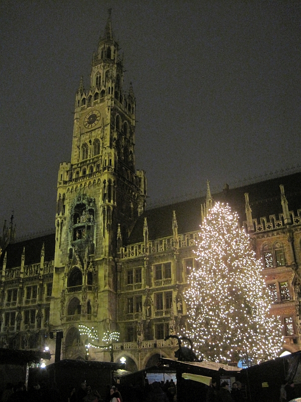 Weihnachtsbaum auf dem Christkindlmarkt München auf dem Marienplatz