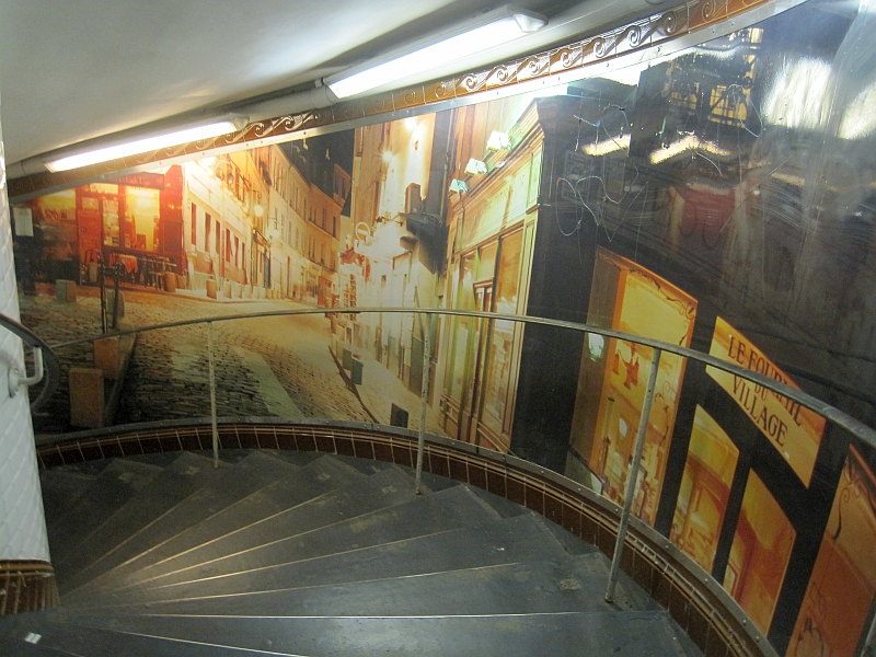 Treppenaufgang der Métro-Station Abbesses