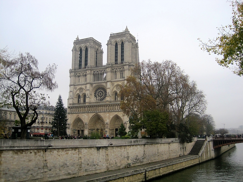 Blick von der Seine zur Kathedrale Notre-Dame de Paris