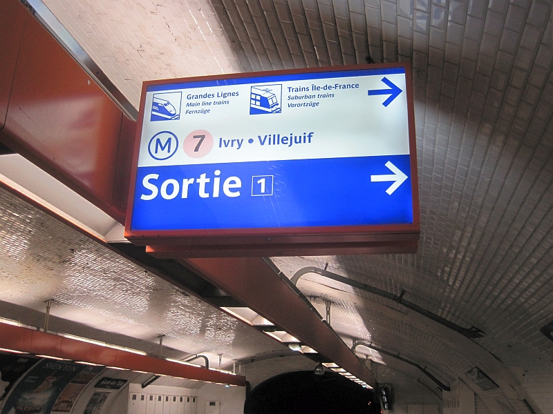 Wegweiser in der Métro-Station zu den Fernzügen