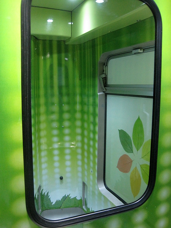 Farbenfrohe Toilette im Intercite der SNCF