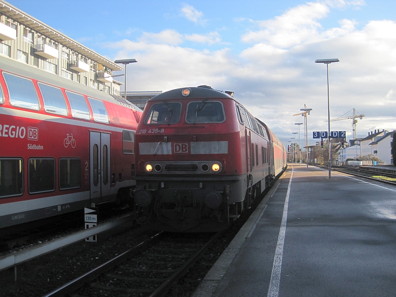 Diesellok der Baureihe 218 vor dem IRE Lindau-Ulm