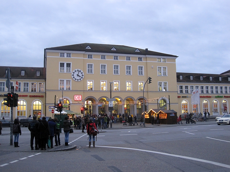 Hauptbahnhof Regensburg mit Weihnachtsmarktbuden