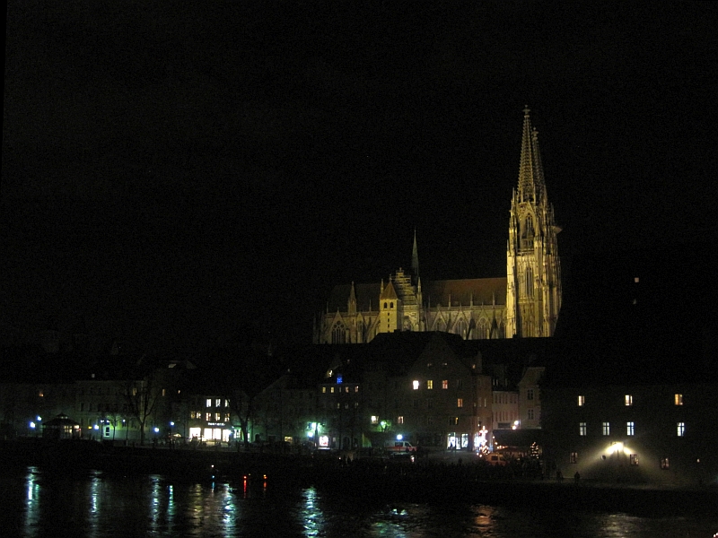 Nächtlicher Blick über die Donau zum Regensburger Dom