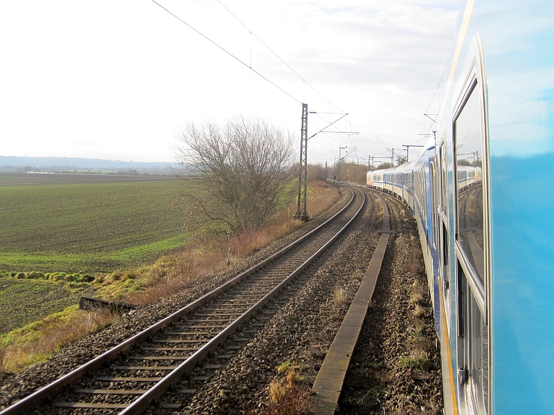 Blick aus dem Zugfenster auf der Fahrt von Regensburg nach Landshut
