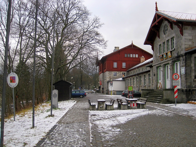 Grenze vor dem Bahnhofsgebäude Bayerisch Eisenstein