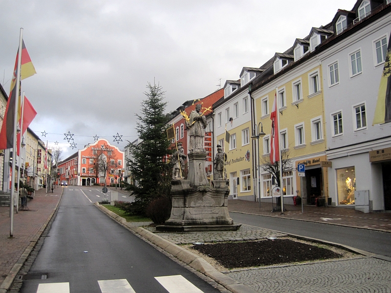 Stadtplatz von Zwiesel mit Bildsäule des Johannes von Nepomuk