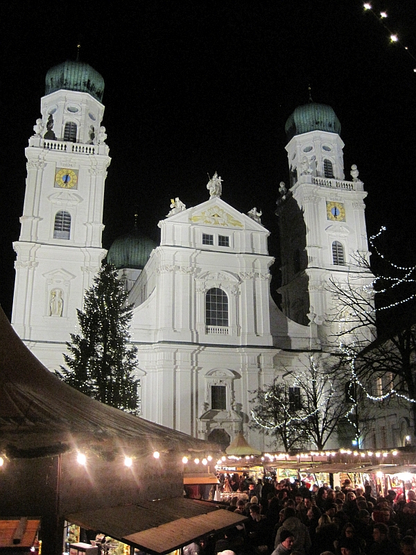 Christkindlmarkt vor der Westfassade des Stephansdoms Passau