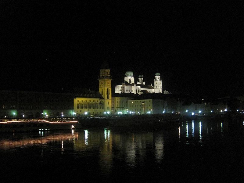 Blick über die Donau auf Rathaus und Dom von Passau bei Nacht