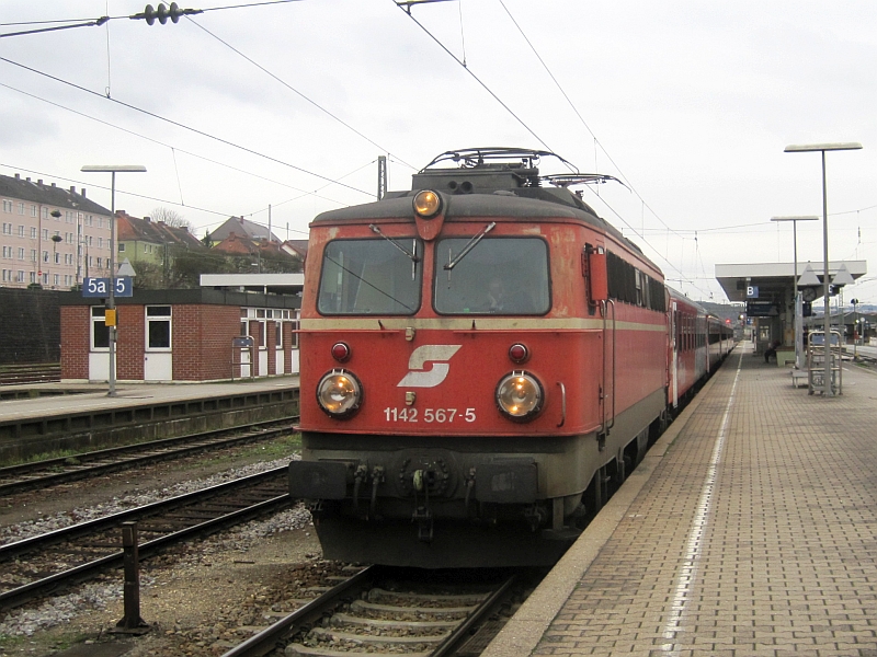 Lokomotive der ÖBB Baureihe 1142 vor einem Regionalzug in Passau