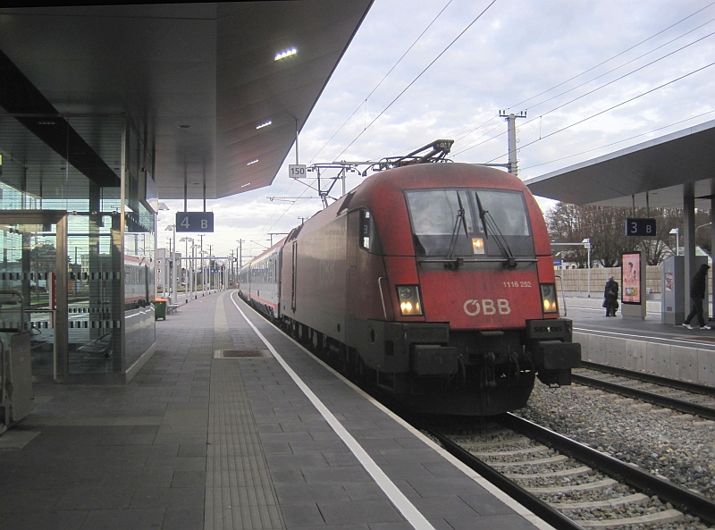 Einfahrt des IC nach Salzburg in Attnang-Puchheim