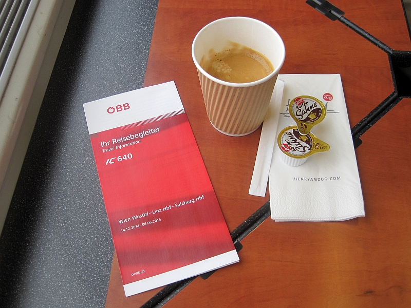 Kaffee und Faltblatt 'Ihr Reisebegleiter' im IC der ÖBB