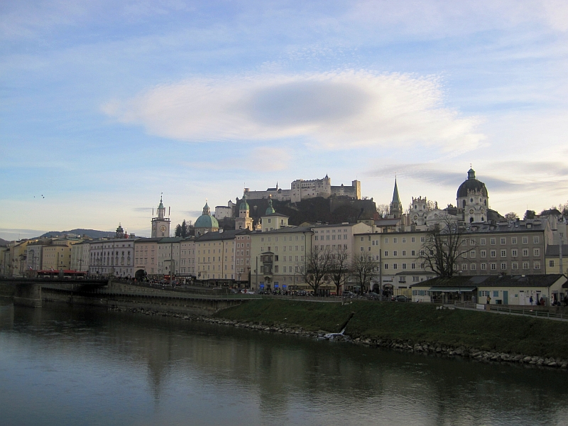 Blick über die Salzach auf Salzburg mit der Festung Hohensalzburg