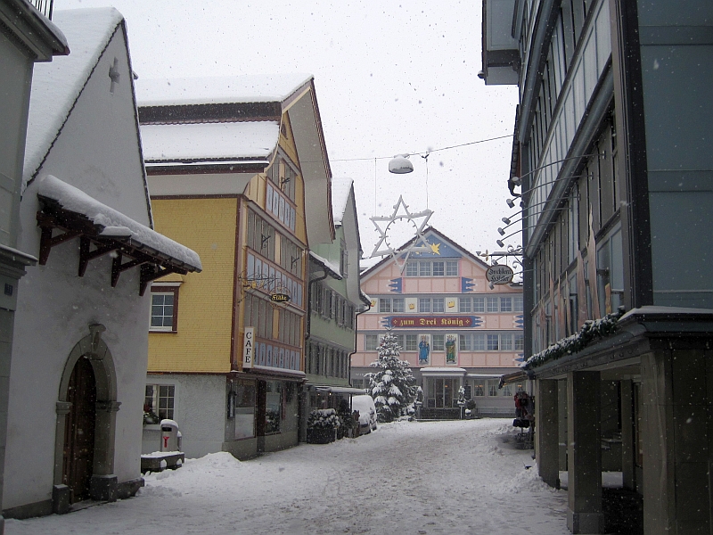 Winterstimmung mit Weihnachtsschmuck in Appenzell