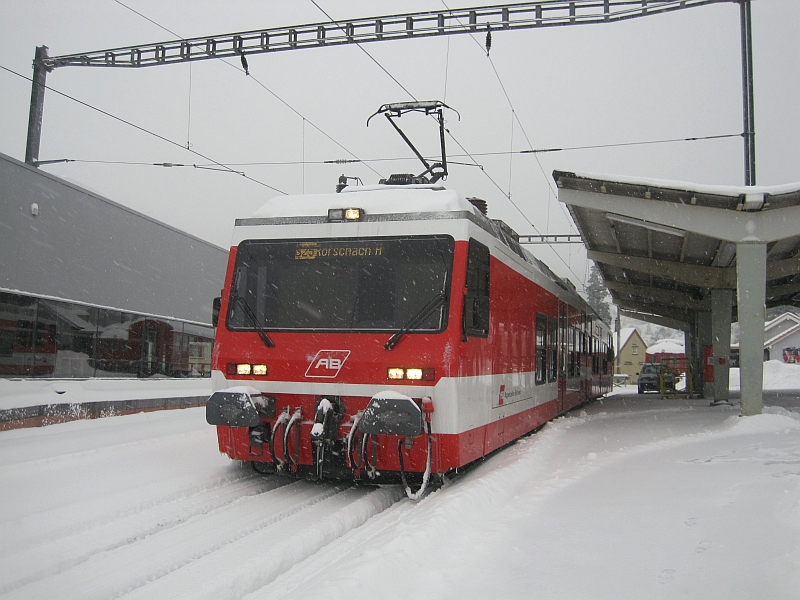 Zahnrad-Triebzug der Appenzeller Bahnen in Heiden im Winter