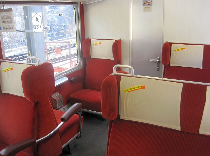 1. Klasse im Triebwagen ABeh 4/4 I der Berner Oberland-Bahn (BOB)