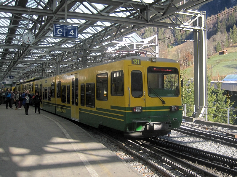 Zug der Wengernalpbahn im Bahnhof Lauterbrunnen
