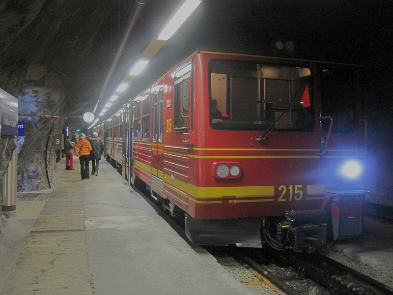 Zug der Jungfraubahn in der Tunnelstation Eismeer
