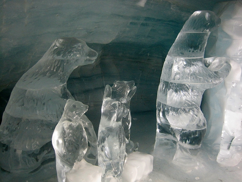 Eispalast mit Skulpturen auf dem Jungfraujoch
