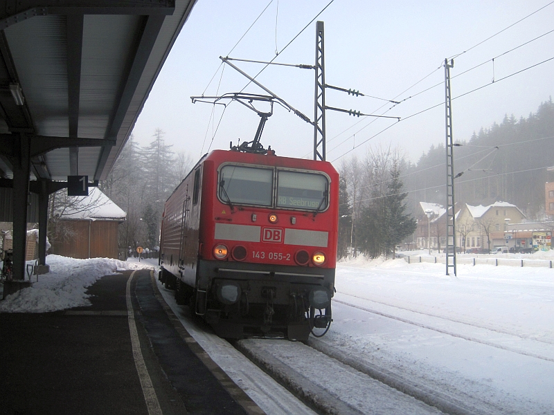 Einfahrt einer Regionalbahn mit einer Lokomotive der Baureihe 143 in den Bahnhof Titisee