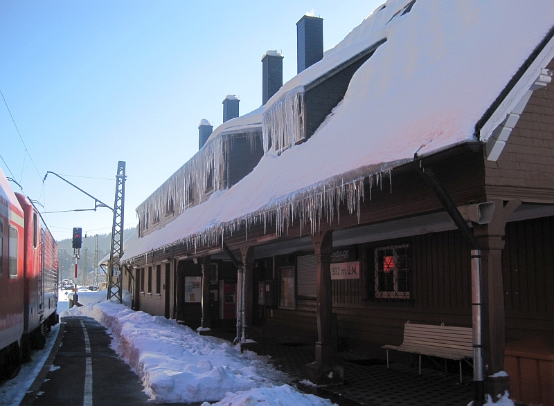 Eiszapfen am Bahnhofsgebäude von Seebrugg