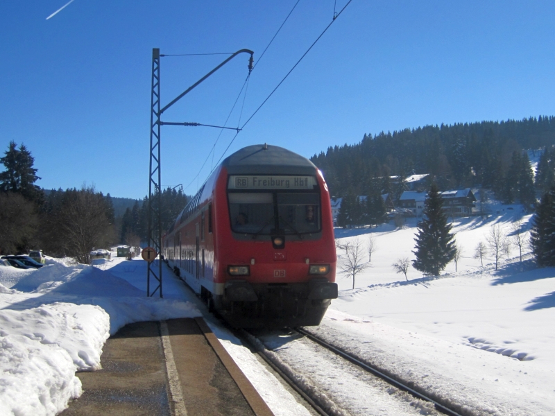 Einfahrt einer Regionalbahn in Altglashütten-Falkau