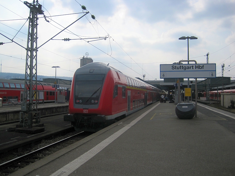 Regional-Express nach Würzburg im Hauptbahnhof Stuttgart