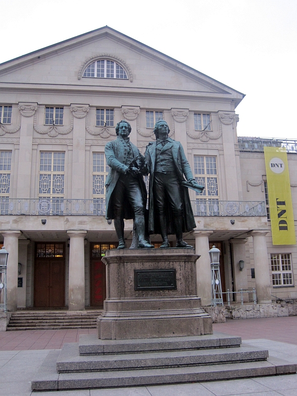 Goethe-und-Schiller-Denkmal auf dem Theaterplatz Weimar
