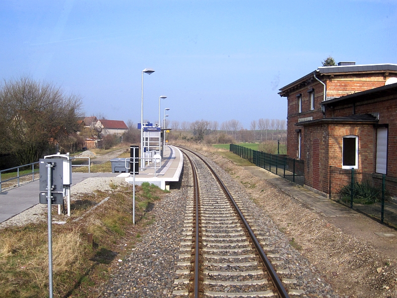 Alter und neuer Bahnsteig im 300-Einwohner-Dorf Kirchscheidungen