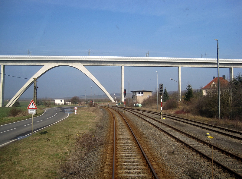 Gleise der Unstrutbahn unter der Unstruttalbrücke