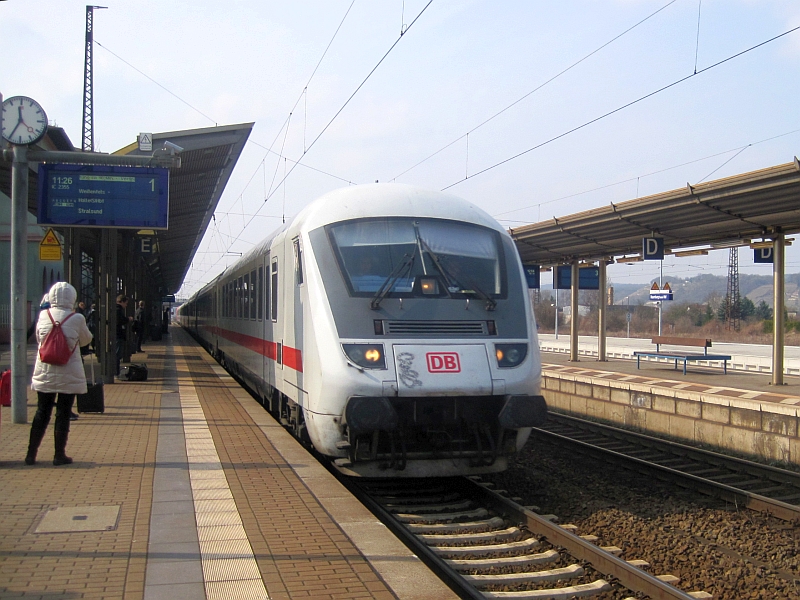 Einfahrt Intercity 2355 in Naumburg