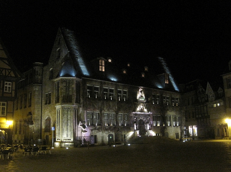 Historisches Rathaus Quedlinburg bei Nacht