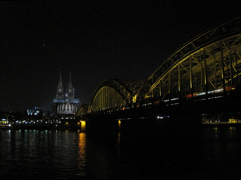 Hohenzollernbrücke und Kölner Dom bei Nacht