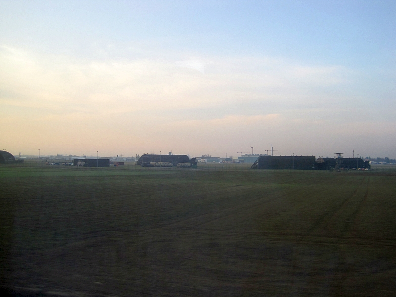 Blick vom Zug auf den US-Militärflugplatz Erbenheim