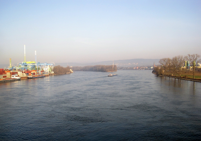 Fahrt über den Rhein zwischen Wiesbaden und Mainz