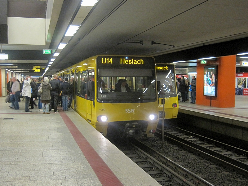 Zug der Stadtbahnlinie U 14 im Tiefgeschoss des Stuttgarter Hauptbahnhofs