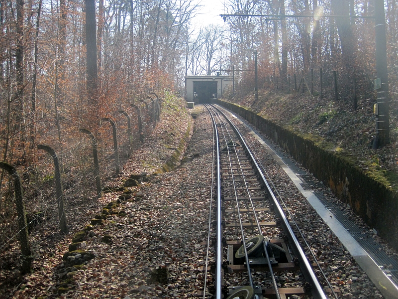 Einfahrt der Stuttgarter Standseilbahn in die Bergstation