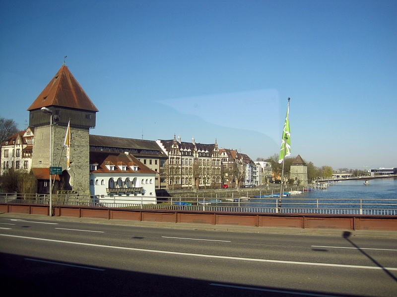 Fahrt über die Rheinbrücke Konstanz mit Blick zu Rheintorturm und Pulverturm