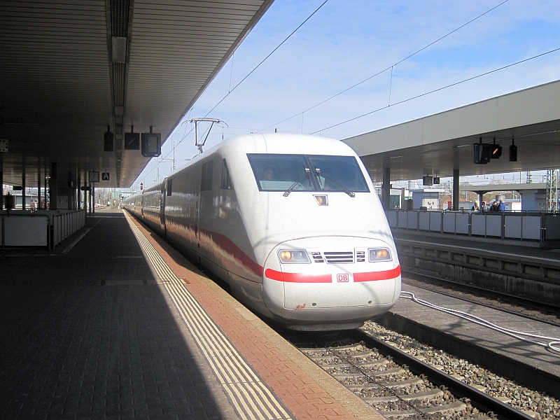 Einfahrt eines ICE 1 in den Badischen Bahnhof Basel