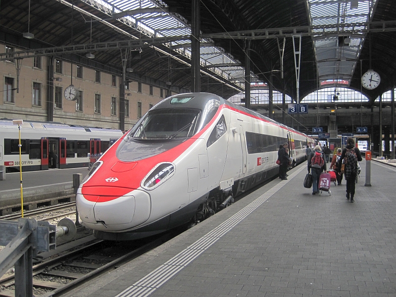 Triebzug des Typs ETR 610 als Eurocity Basel-Mailand