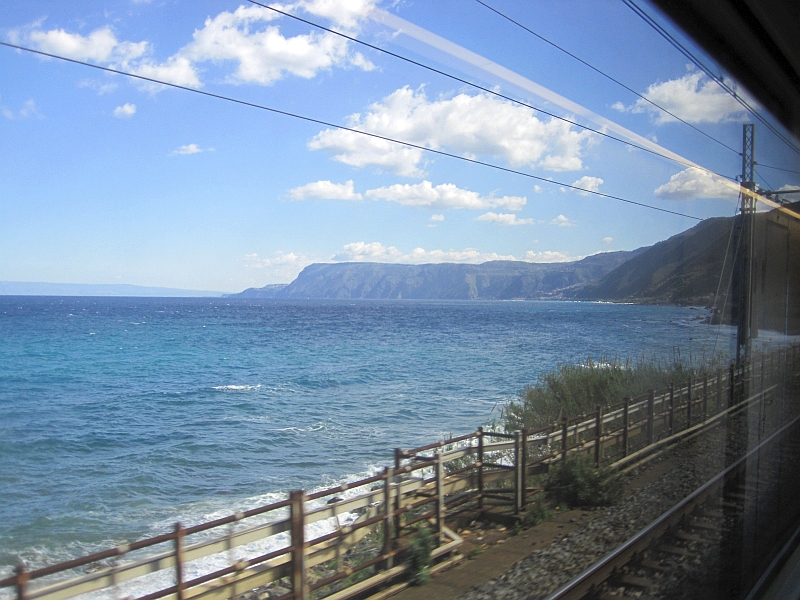 Blick durch das Zugfenster auf das Tyrrhenische Meer