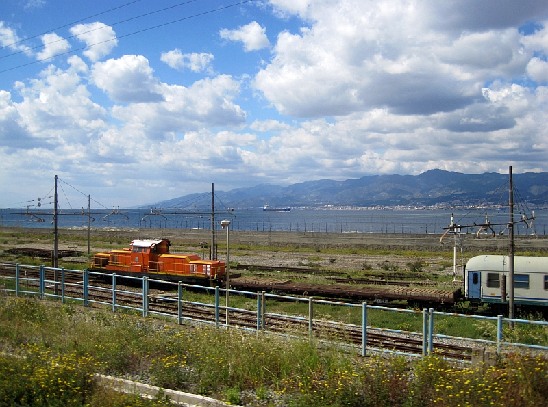 Diesellok mit Schutzwagen im Fährhafen Villa San Giovanni