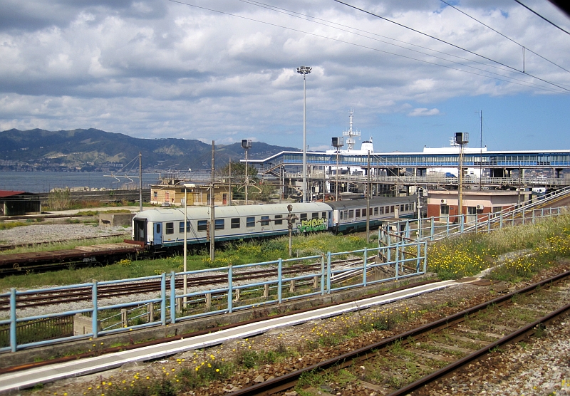 Rangieren eines Intercitys im Fährhafen Villa San Giovanni