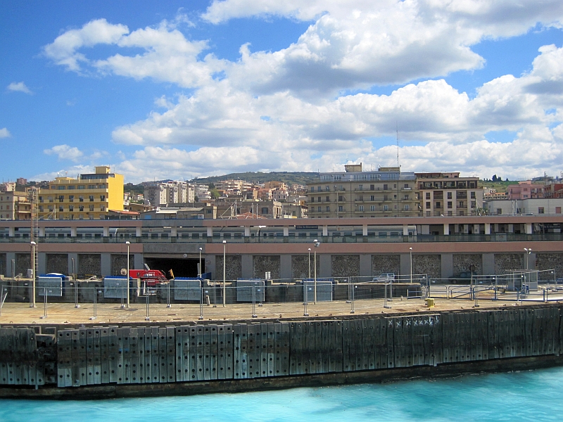Blick vom Schiff auf den Bahnhof von Villa San Giovanni