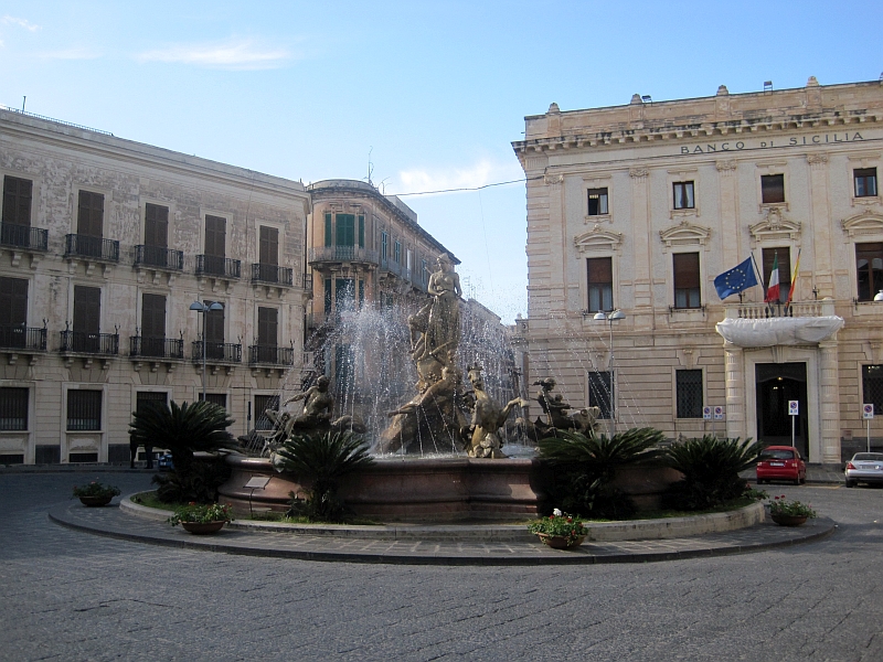 Piazza Archimedes mit dem Artemisbrunnen in Syrakus