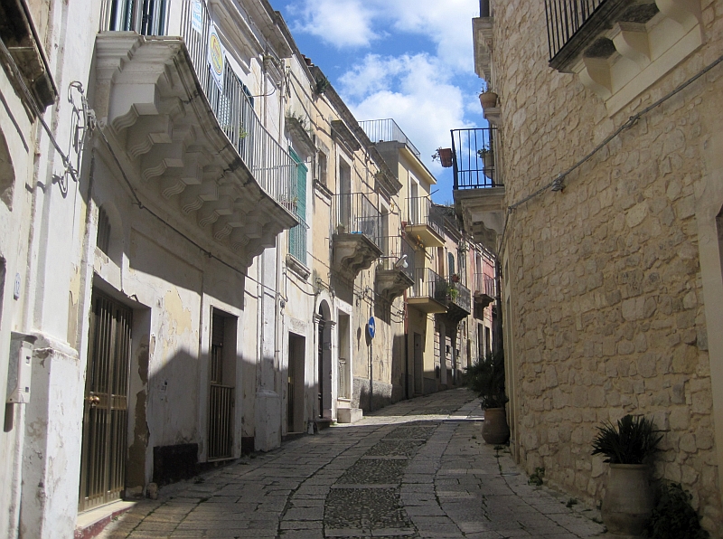Straße in die Altstadt von Ragusa Ibla