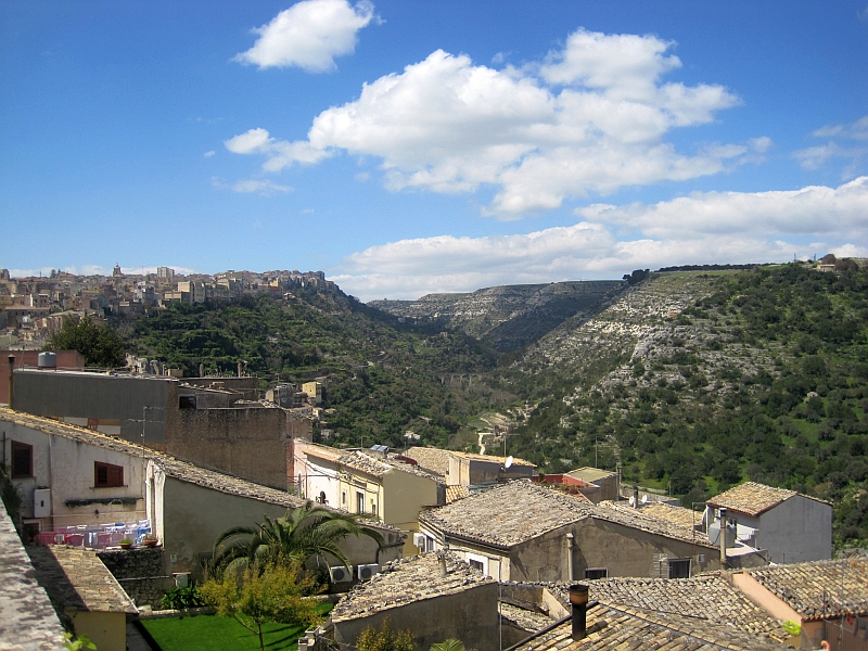 Blick über Ragusa und die Monti Iblei
