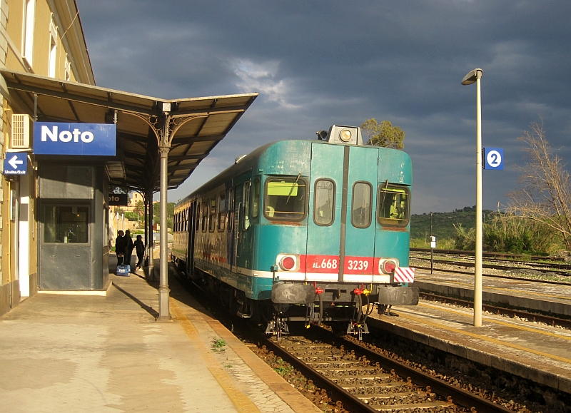 ALn 668 im Bahnhof Noto