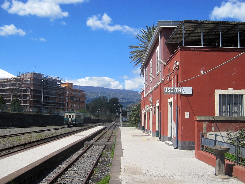 Blick aus dem Bahnhof Riposto auf die Strecke der FCE